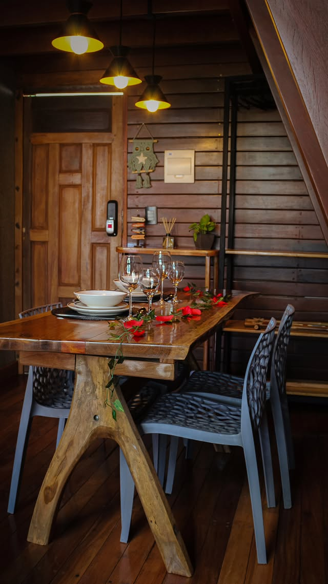 Interior do chalé com mesa posta